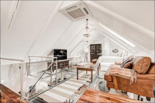 Эффектный Attic Duplex со стеклянным Полом в Стокгольме. 05