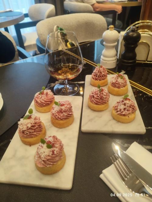 А что, иногда неплохо сменить обстановку и получить удовольствие от общения, от красивого интерьера и замечательной кухни. 03