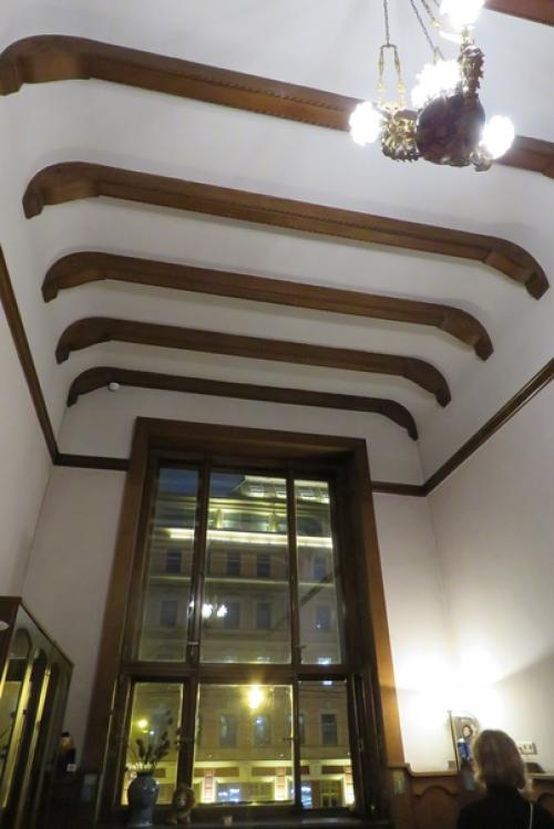 Возвращаясь в отель, мы увидели манящий свет из красивой парадной. 03 Возвращаясь в отель, мы увидели манящий свет из красивой парадной. 03