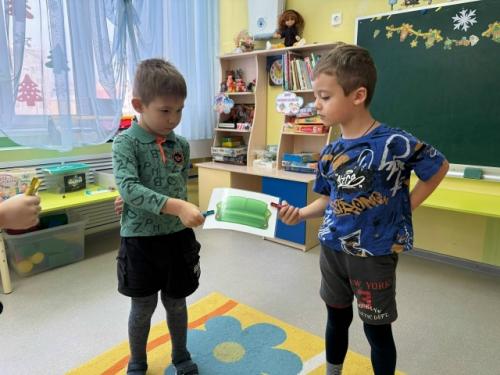 Много мебели в квартире.