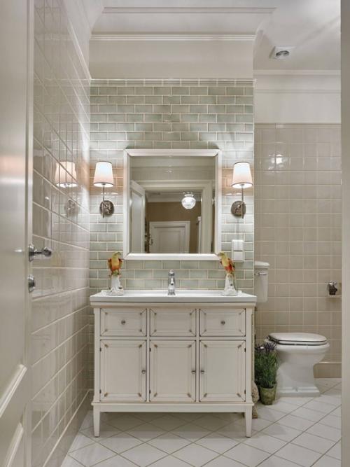 Бежевый интерьер с классическими элементами и росписью на стене. 07