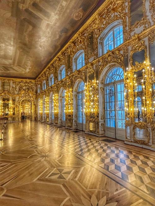 Царское село встречает нас новогодней елкой и красивой подсветкой екатерининского дворца в предрассветный час. 06