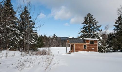 Ethan Waldman (Итан вальдман) построил миниатюрное здание с общей площадью 18 квадратных метров. 02