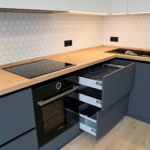 Красивое сочетание дерева, светлых и темных тонов в интерьере кухни без ручек. 03