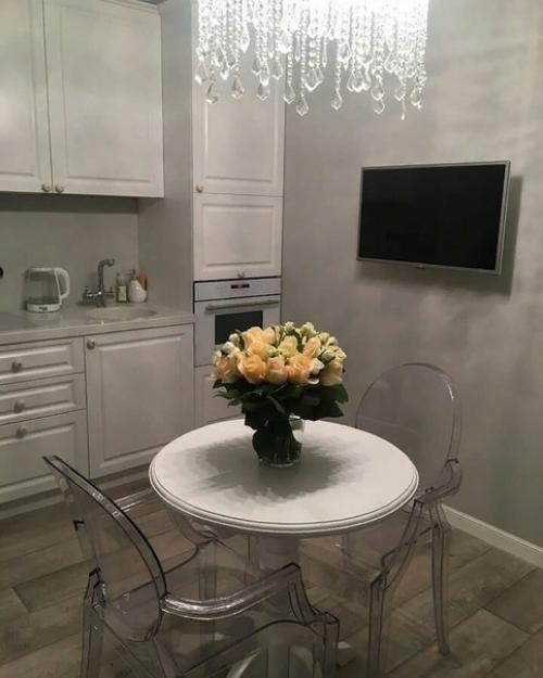 Квартира студия молодой девушки, которую она решила разделить на две части. 03