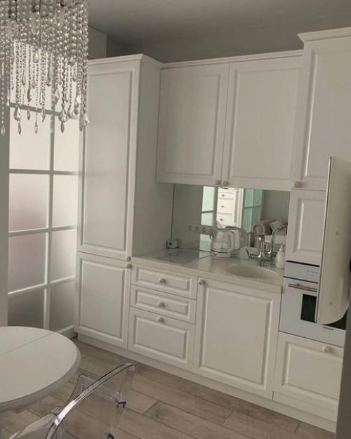 Квартира студия молодой девушки, которую она решила разделить на две части. 05