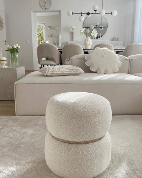 Молочный интерьер гостиной - это мягкий, уютный и стильный дизайн, который создает атмосферу комфорта и спокойствия. 01