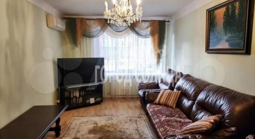 В центре Омска за 22 миллиона продают восьмикомнатную квартиру с тремя ванными. 07