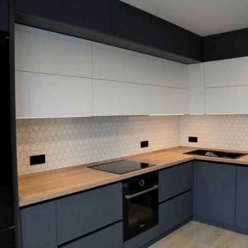 Красивое сочетание дерева, светлых и темных тонов в интерьере кухни без ручек. 04