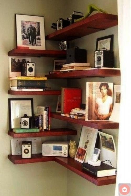 Практически невозможно представить себе квартиру без удобных угловых полочек. 05