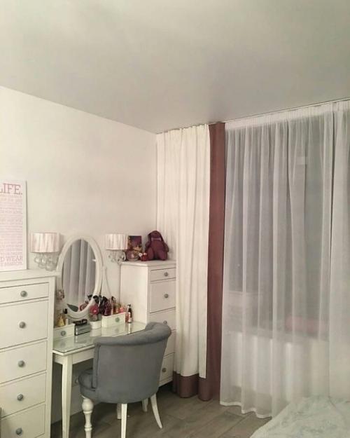 Квартира студия молодой девушки, которую она решила разделить на две части. 07