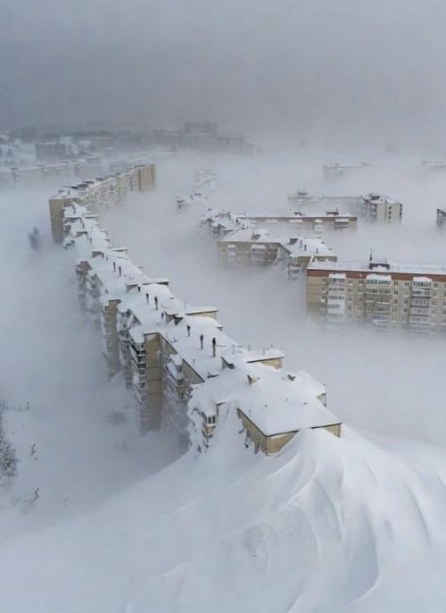 Камчатку накрыла мощная снежная буря, которая за считанные часы превратила полуостров в белую пустыню. 01