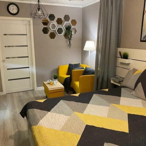 Небольшая, но зато уютная спальня - гостиная площадью в 15 кв. 02