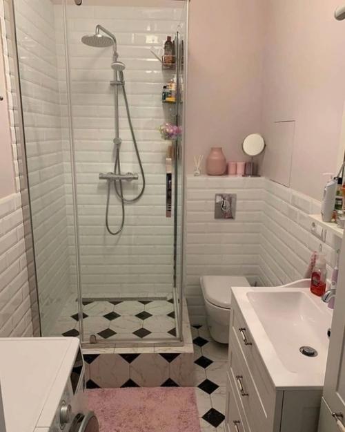 Квартира студия молодой девушки, которую она решила разделить на две части. 06