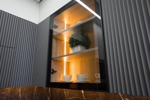 Для кухни - гостиной угловая кухня в ахроматических цветах - современное и функциональное решение. 03