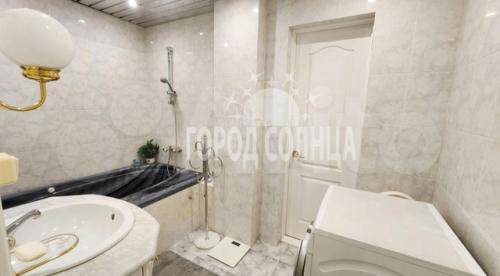 В центре Омска за 22 миллиона продают восьмикомнатную квартиру с тремя ванными. 03