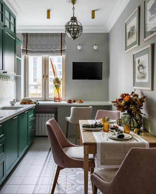 Эта квартира принадлежит семье - женщине с дочерью, в ожидании второго малыша и кошкой.