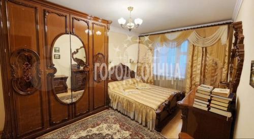 В центре Омска за 22 миллиона продают восьмикомнатную квартиру с тремя ванными. 02