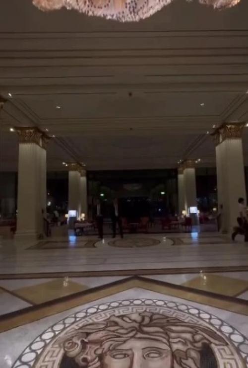 Гусев, завидуй!  Романец отдыхает в роскошном отеле Versace, который выполнен в стиле итальянского дворца. 01