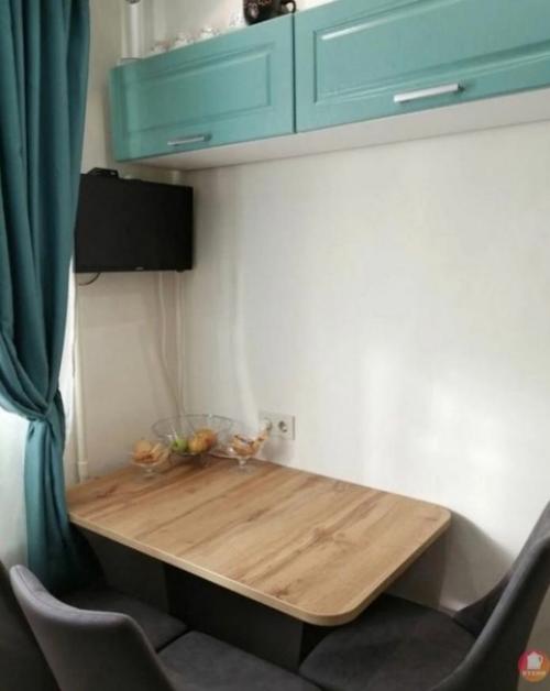 Небольшая кухня. В приятном мятном цвете. 02