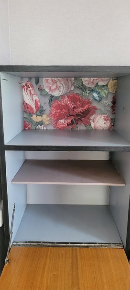 Хочу предложить в качестве идеи переделки сервант. 05