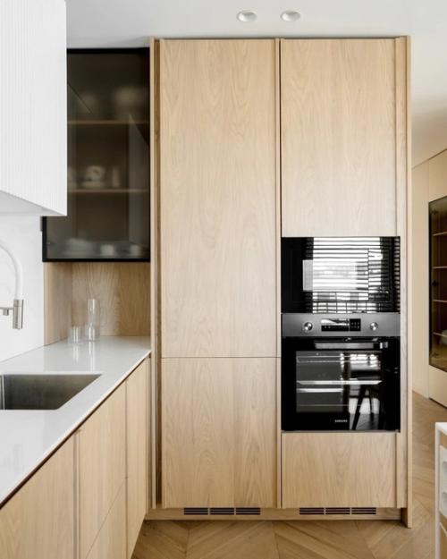 Дизайнер Екатерина Плотникова создала для молодой пары спокойный интерьер в природной цветовой гамме. 06