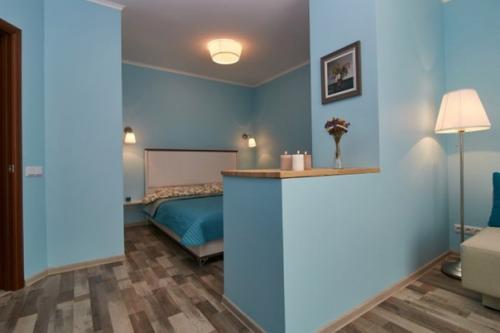 Пример разделения пространства единственной комнаты в однушке на две функциональные зоны с помощью перегородки со встроенными шкафами. 01