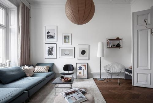 Синие акценты эффектно разбавили белый интерьер этой квартиры! 02