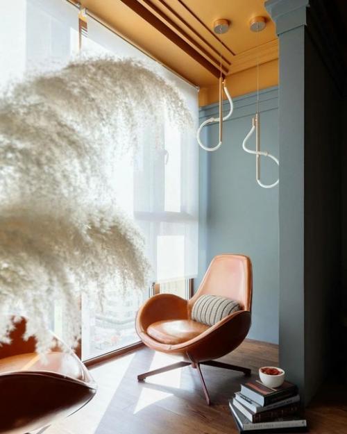 Интерьер студии темных тонах с яркими цветовыми акцентами. 05