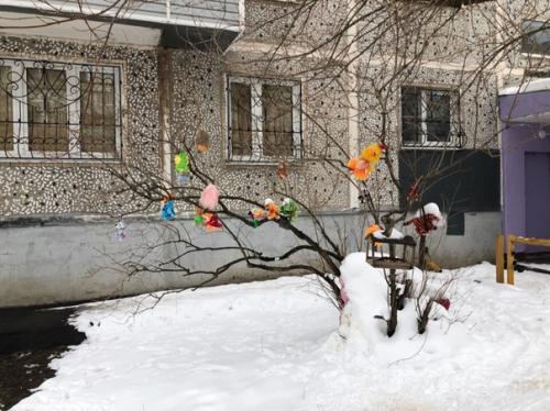 Наши горожане очень своеобразно украшают свои дворы детскими игрушками. 03