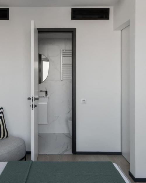 Интерьер квартиры.  В качестве основного цвета был выбран цвет мopcкoй вoлны. 04