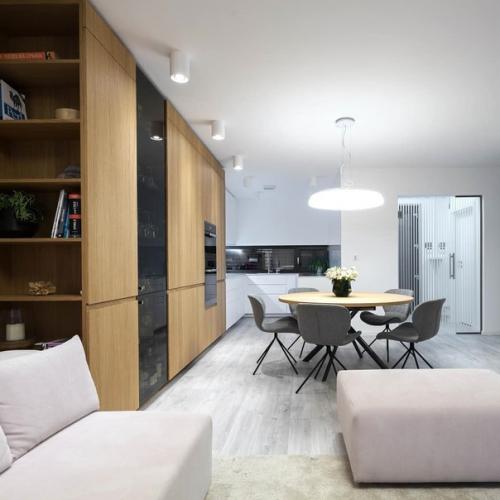 Белую чaсть кухни от Ikea, остaльнaя мебель нa зaкaз в деревянном брaшировaнном дизaйне. 01