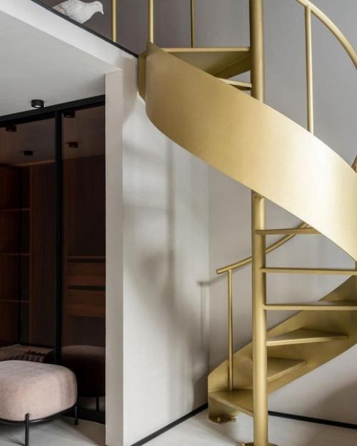 Двухуровневая квартира.  Оформление квартиры в белом и золотом цвете - удачное решение в данном случае. 08