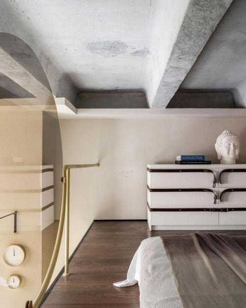 Двухуровневая квартира.  Оформление квартиры в белом и золотом цвете - удачное решение в данном случае. 04