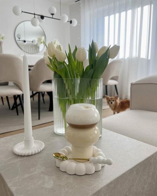 Молочный интерьер гостиной - это мягкий, уютный и стильный дизайн, который создает атмосферу комфорта и спокойствия. 02