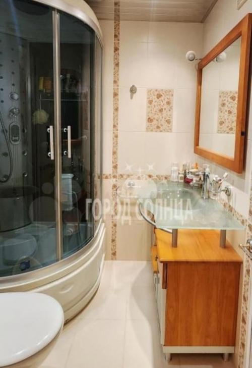 В центре Омска за 22 миллиона продают восьмикомнатную квартиру с тремя ванными. 06