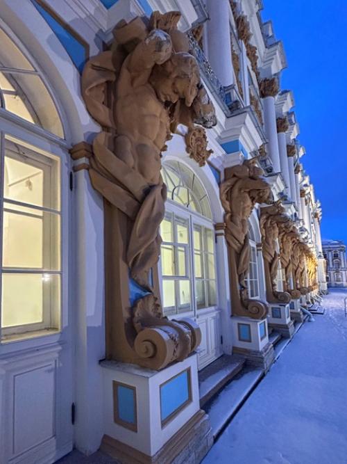 Царское село встречает нас новогодней елкой и красивой подсветкой екатерининского дворца в предрассветный час. 02