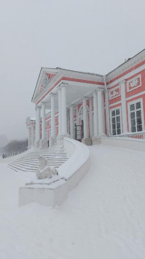 Лишь в том случае, если есть желание увидеть настоящую усадьбу Xviii века, то надо ехать в Кусково. 02