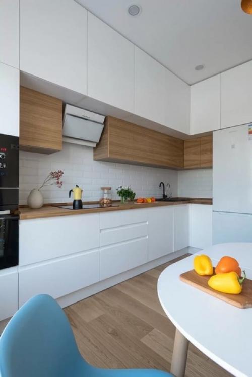 Двухуровневый кухонный гарнитур и голубые стулья. 02