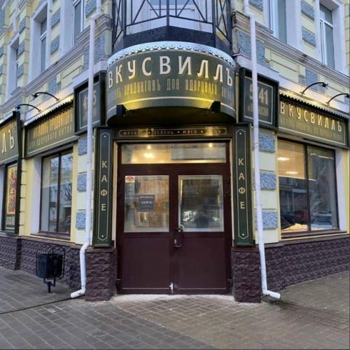 В центральной части Рыбинска, что в ярославской области, действует официальный регламент: все вывески , внимание, только в дореволюционном стиле.