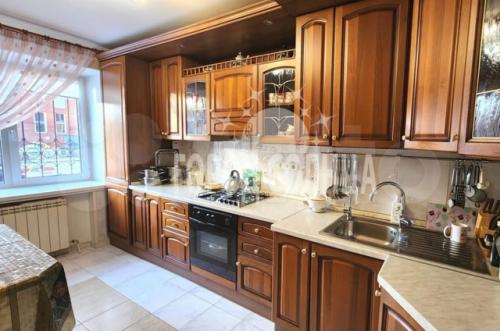 В центре Омска за 22 миллиона продают восьмикомнатную квартиру с тремя ванными. 08