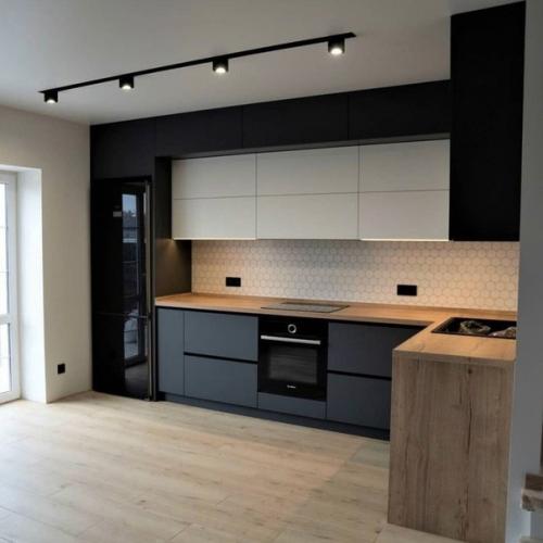 Красивое сочетание дерева, светлых и темных тонов в интерьере кухни без ручек. 08