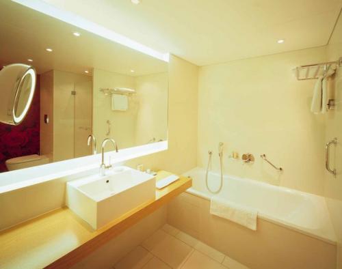 Ванная комната - место, с посещения которого начинается наш день, поэтому правильное освещение в ней особенно важно. 01