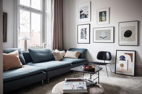 Синие акценты эффектно разбавили белый интерьер этой квартиры! 01