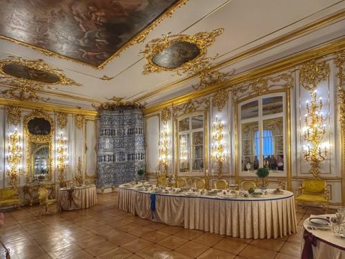 Царское село встречает нас новогодней елкой и красивой подсветкой екатерининского дворца в предрассветный час. 08