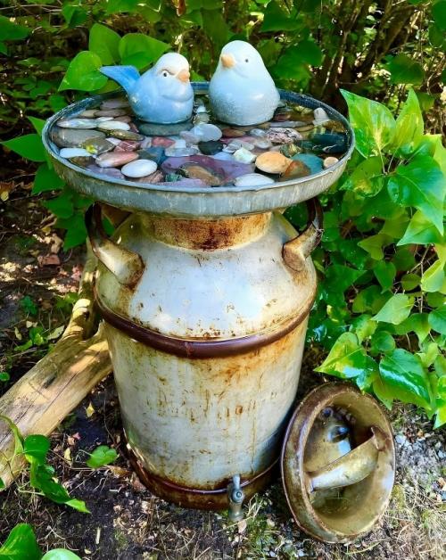 Старые бидоны - это просто Находка для декора, они добавляют интерьеру или саду винтажный шарм и нотку индустриального стиля. 06