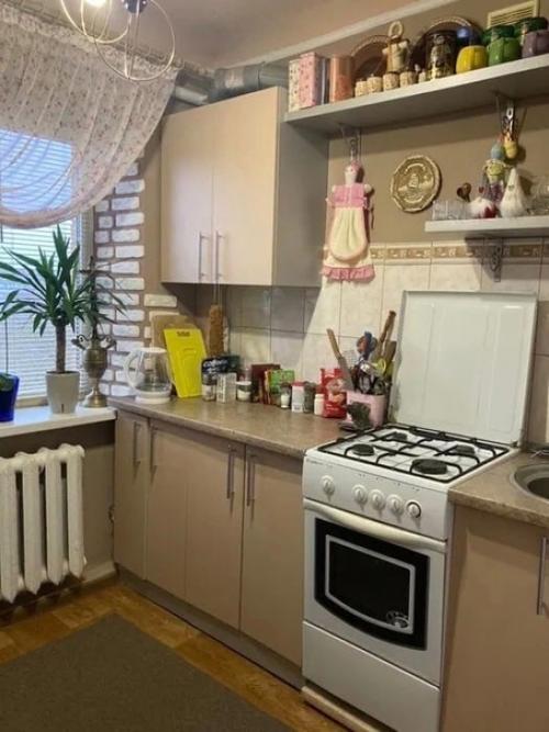 Кирпич в прихожей и на кухне поклеила. 02