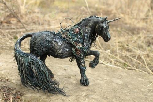 Евгений хонтор - российский художник, создающий сказочные и яркие игрушки, каждая из которых состоит из множества деталей. 04