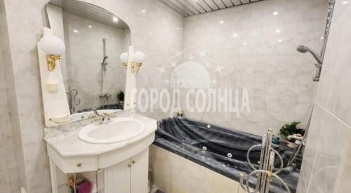 В центре Омска за 22 миллиона продают восьмикомнатную квартиру с тремя ванными. 04