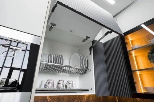 Для кухни - гостиной угловая кухня в ахроматических цветах - современное и функциональное решение. 06